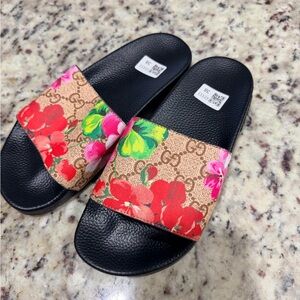 Gucci NA Floral Printed Slide Sandals - Black with Multicolor Floral Strap